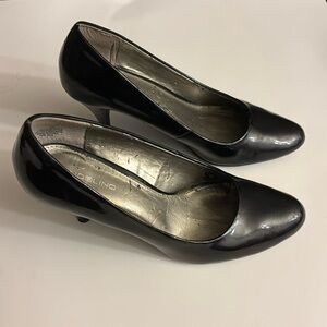 Bandolino black patent leather 3 1/2” heels size 8M